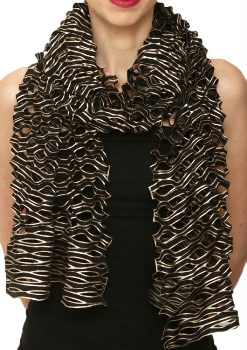 画像1: シルクオンブレ・カットワークスカーフ ”ブリュイ・デ・ヴァーグ（波の音)" ブラックシャンパーニュ (1)