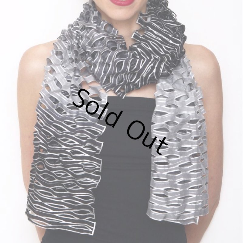 画像1: シルクオンブレ・カットワークスカーフ ”ブリュイ・デ・ヴァーグ（波の音)" ・モノクローム (1)