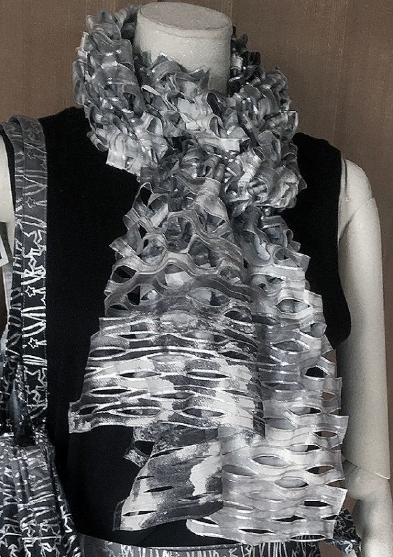 画像2: シルクオンブレ・カットワークスカーフ”テール・ド・シエル(地上の空)" ・モノクローム (2)