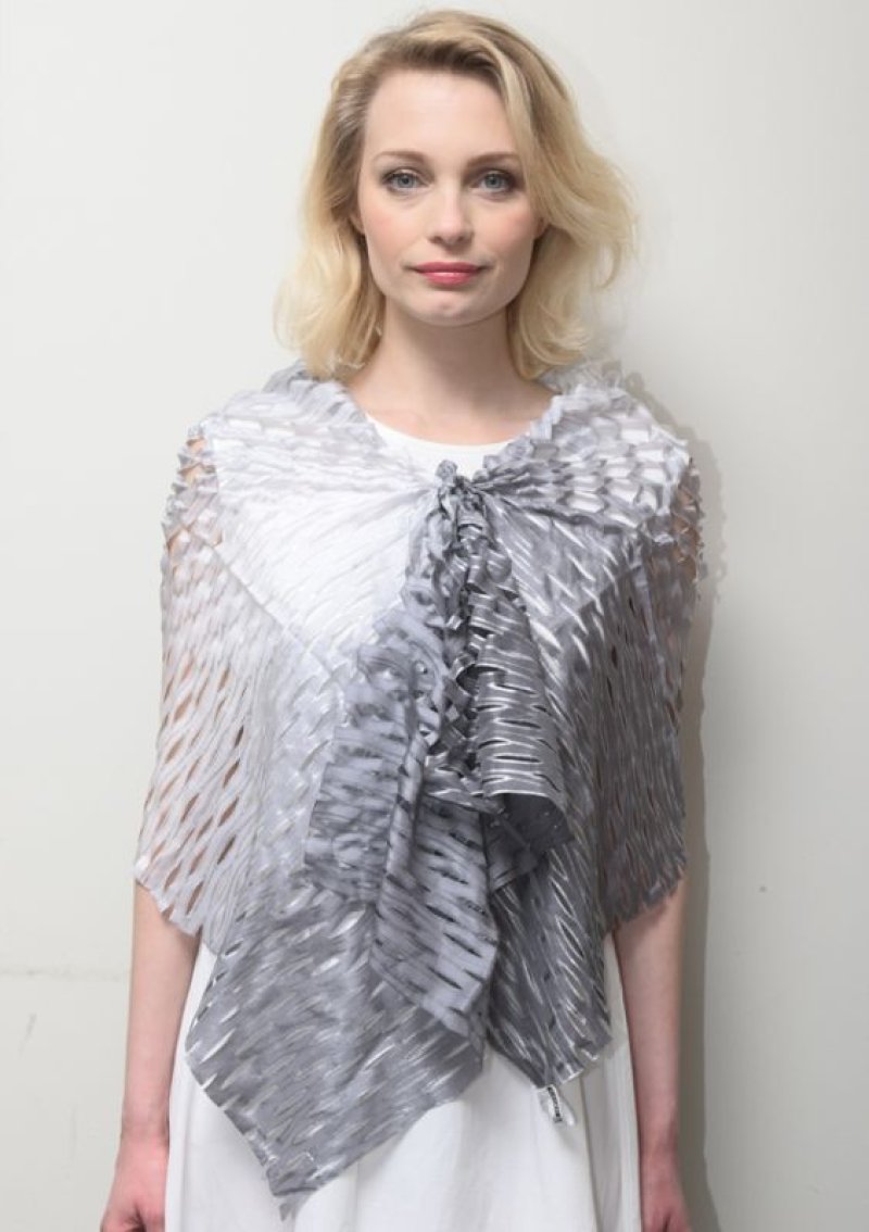 画像1: シルクオンブレ・カットワークスカーフ ”ブリュイ・デ・ヴァーグ（波の音)" ・シルバーグレー