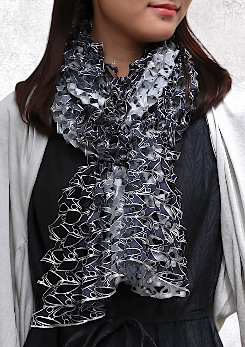 画像3: シルクオンブレ・カットワークロングスカーフ”オリビエ(オリーブの樹)" ・モノクローム (3)